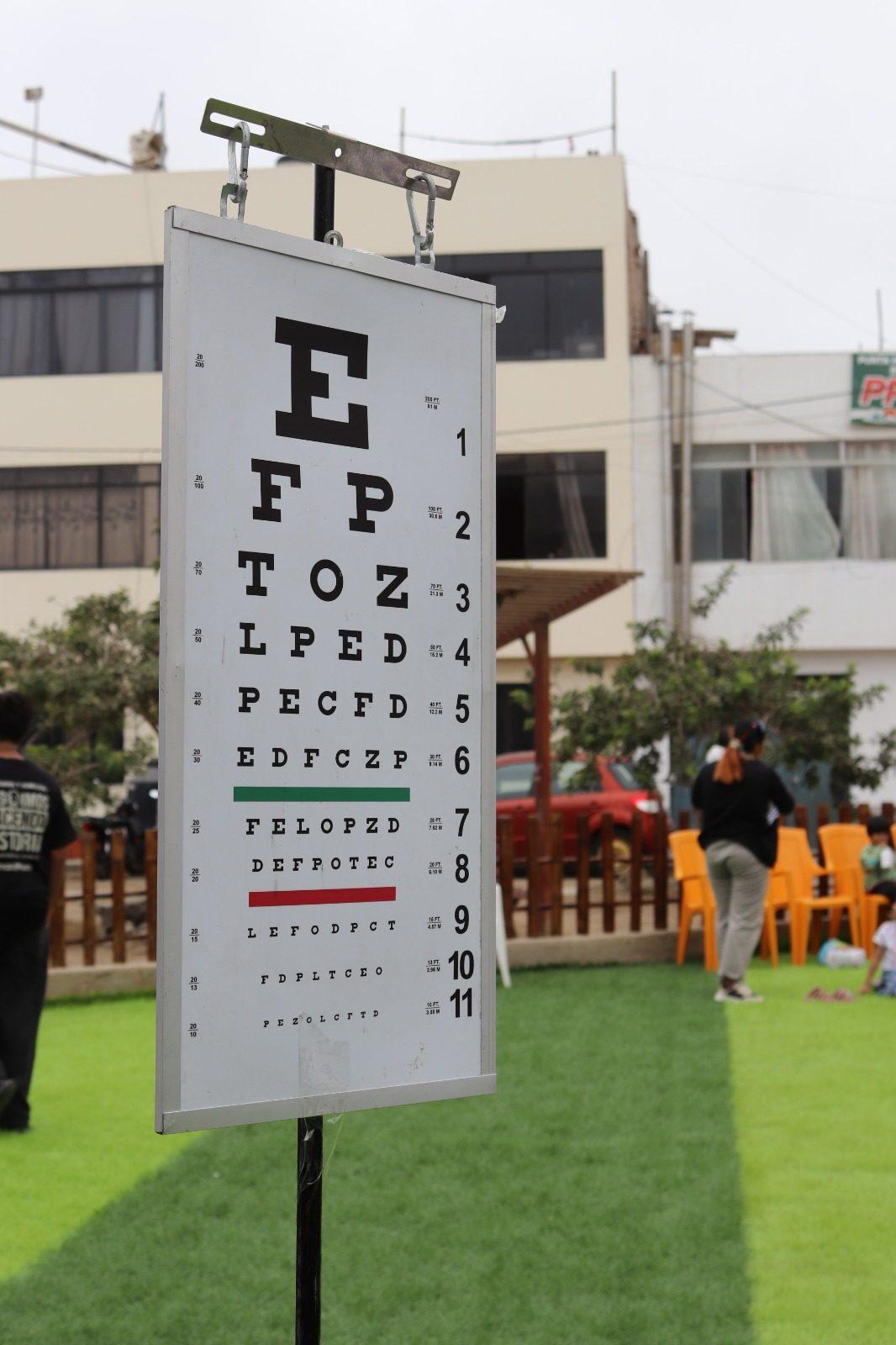 Cartilla de agudeza visual instalada en la campaña de salud de Punta Hermosa