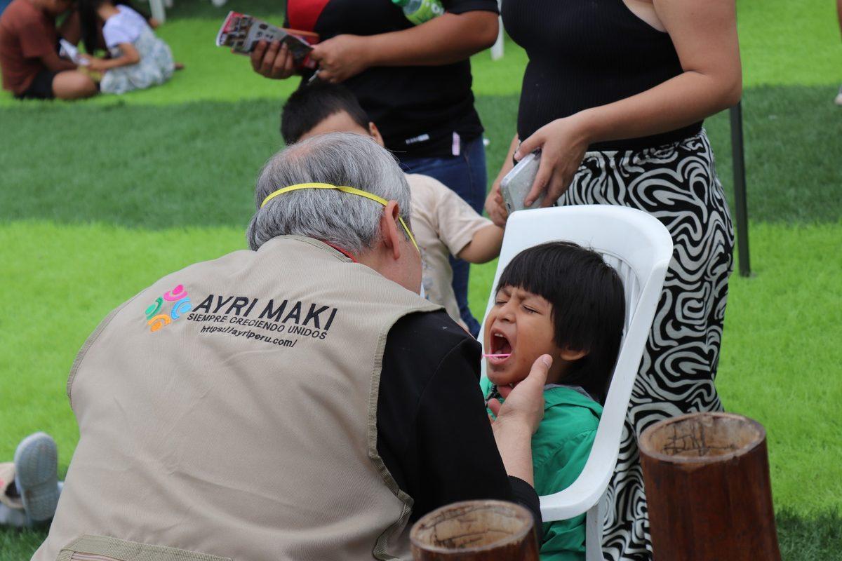 Revisión odontológica a un niño durante la campaña de salud en Punta Hermosa