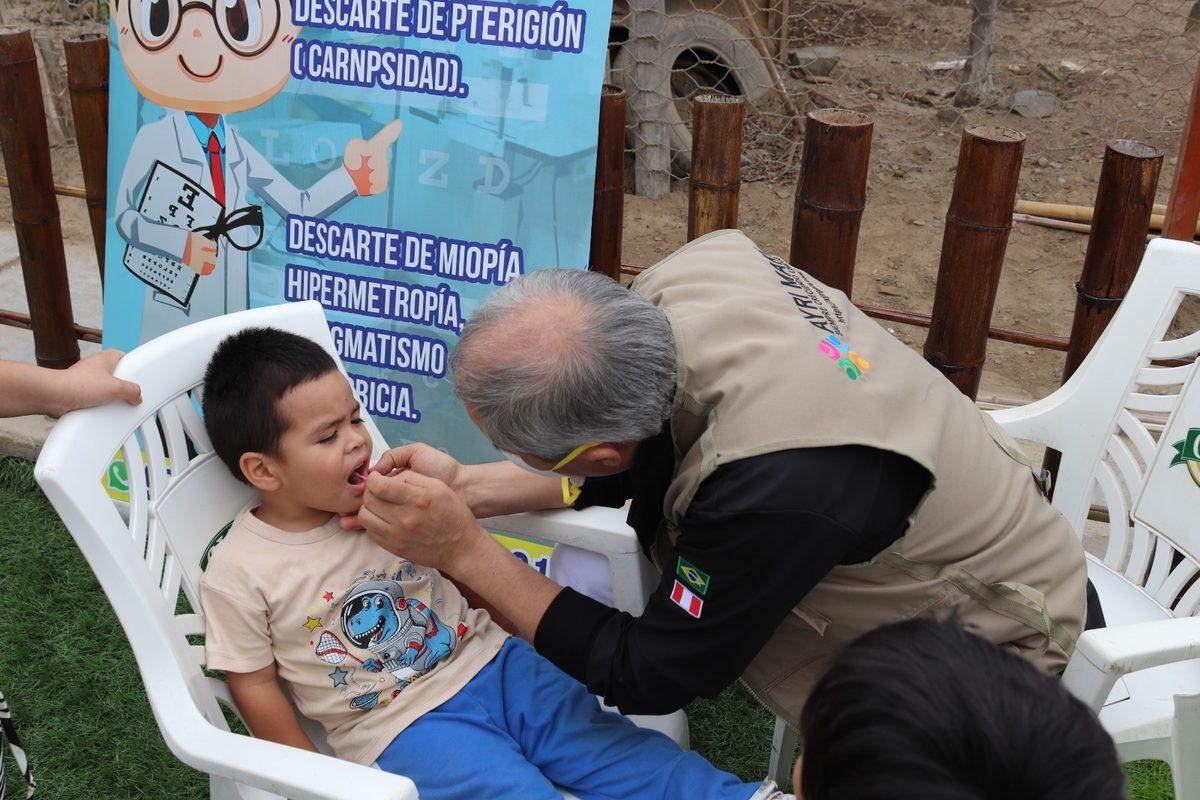 Descarte de problemas de visión a un niño en la campaña de salud
